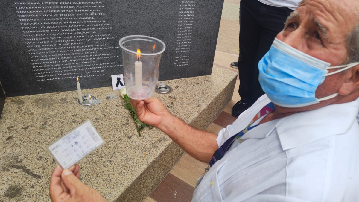 Familiares de las víctimas del desastre natural encendieron velas y levantaron plegarias por las almas de sus seres queridos.