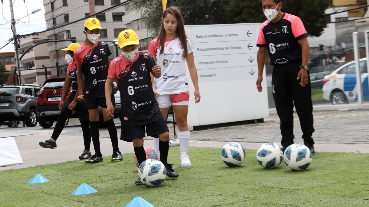 Los flamantes futbolistas, que cuentan con el apoyo de Ñañas, demostraron sus habilidades con el balón.