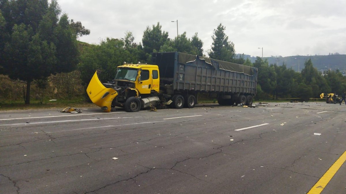 Uno de los grandes camiones quedó seriamente afectado, luego del percance con otros dos automotores.