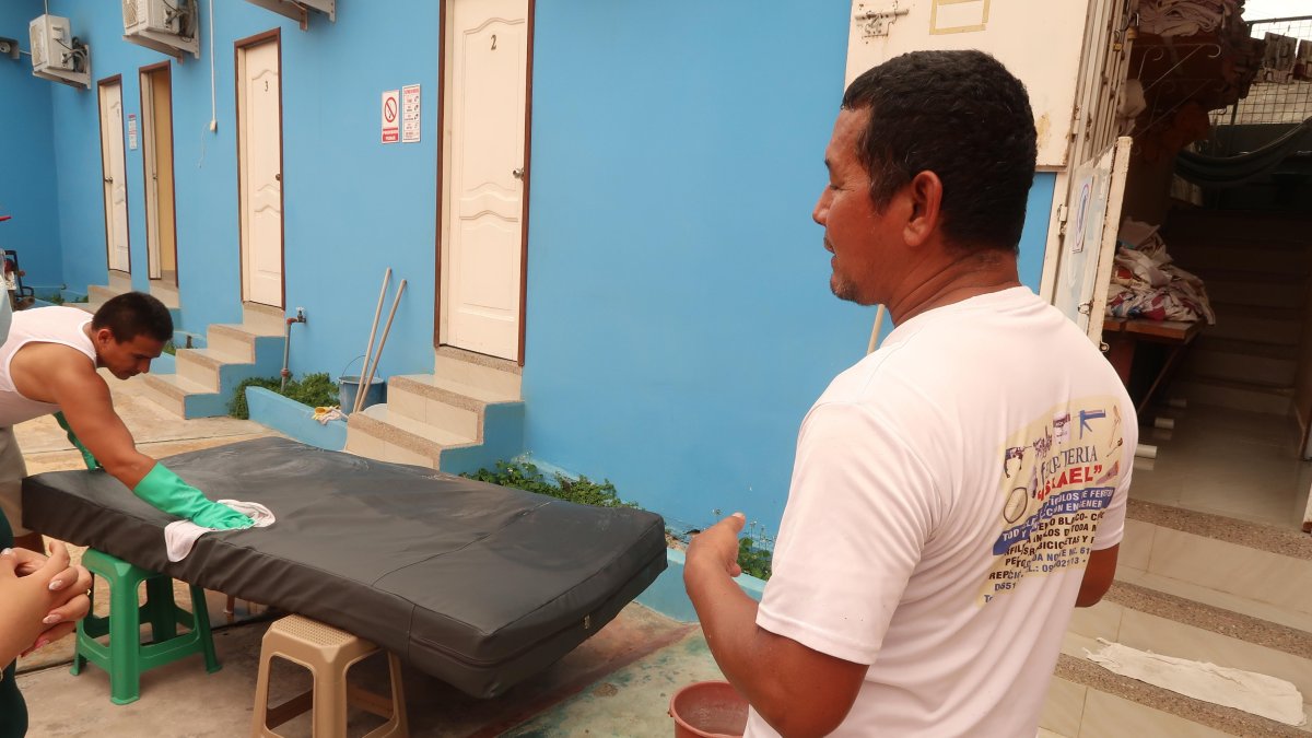 Don Fuentes y Mario Triana limpiaban con cloro el colchón de la habitación N.º 4,  al siguiente día del ‘pito’.