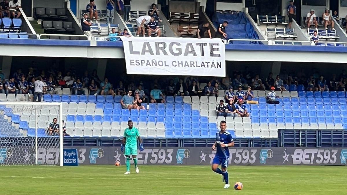 El comité disciplinario de la LigaPro  impuso esta sanción al equipo al considerar que el mensaje tenía tintes xenófobos.