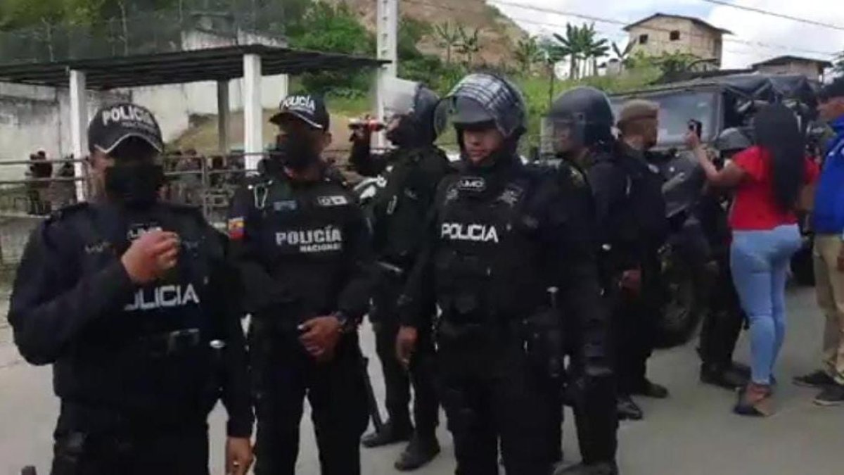 Policías y familiares de presos se observó en los exteriores del penal en Esmeraldas, donde hubo refriega entre agentes e internos.