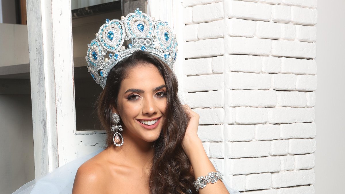 Návila fue coronada como Reina de Guayaquil.