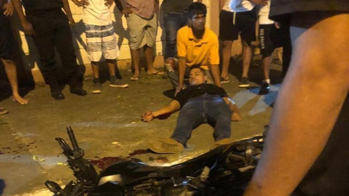 En medio de la desesperación, unos moradores buscaban atención para Ronald Alarcón.