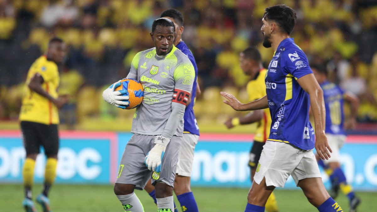 El golero de Gualaceo Walter Hinostroza fue una de las figuras de su equipo, en el triunfo que lograron ante Barcelona, en la fecha 9 de la LigaPro.