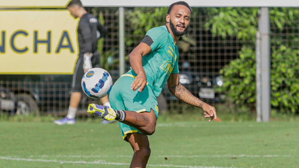 Leonai Souza de Barcelona, estaría ya jugando en Copa Sudamericana.