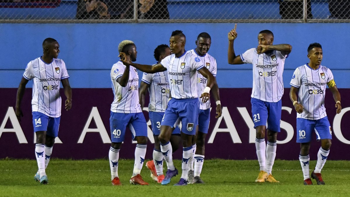 El delantero panameño Alfredo Stephens marcó un doblete en el triunfo de 9 de Octubre ante DIM.