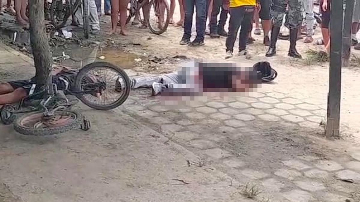 La escena de los cuerpos tirados en el piso causó conmoción en transeúntes de esa zona popular de Chone.