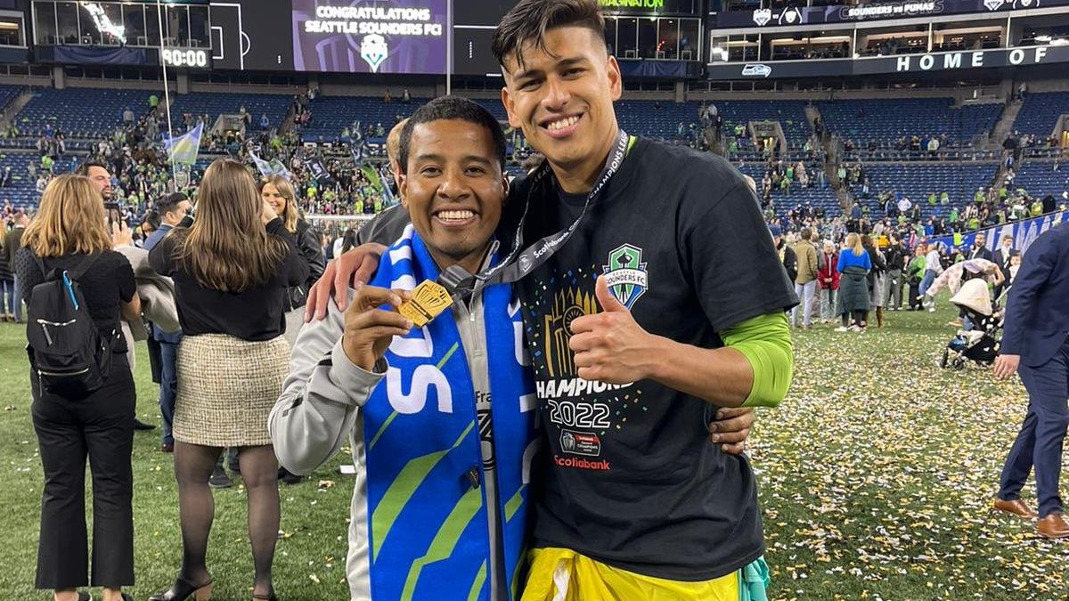 Xavier Arreaga en la cancha festejando con el compatriota Mauricio Murillo.