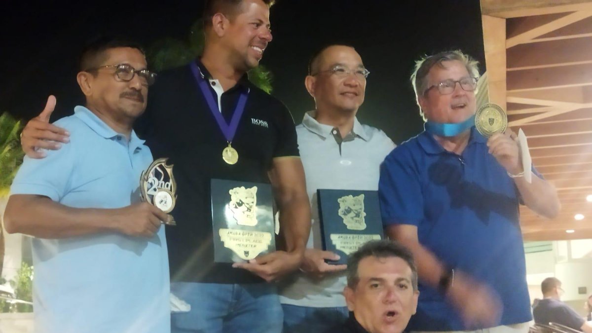 En el podio del Aruba Open: Damián Canales, Galo Moreira, Plineo León y Roberto Gillbert, todos ellos con los trofeos que obtuvieron para el equipo de Ecuador.