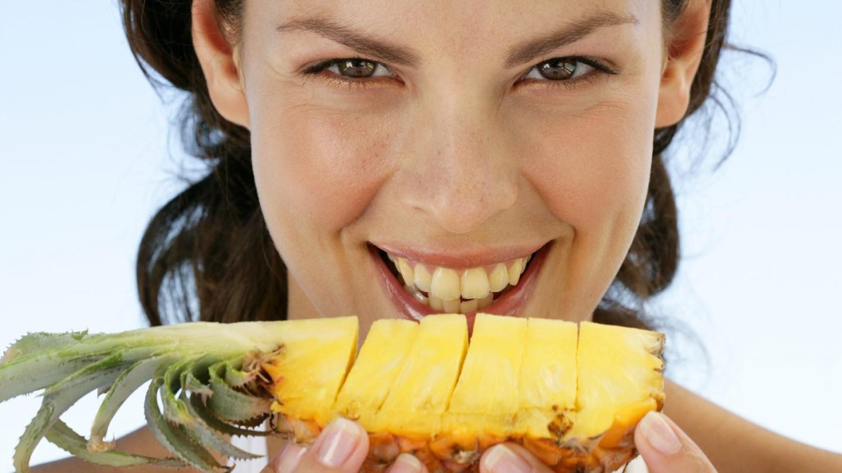 La piña tiene muchos beneficios para la salud de la mujer.