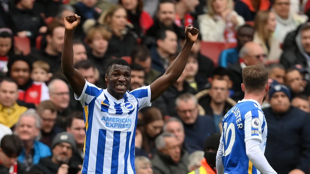 A los 15 minutos del partido, el ecuatoriano marcó un gol que hizo estallar a la hinchada del equipo inglés.