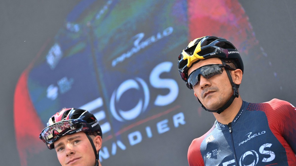 El ciclista ecuatoriano Richard Carapaz (d) completó sin problemas la quinta etapa del Giro de Italia.