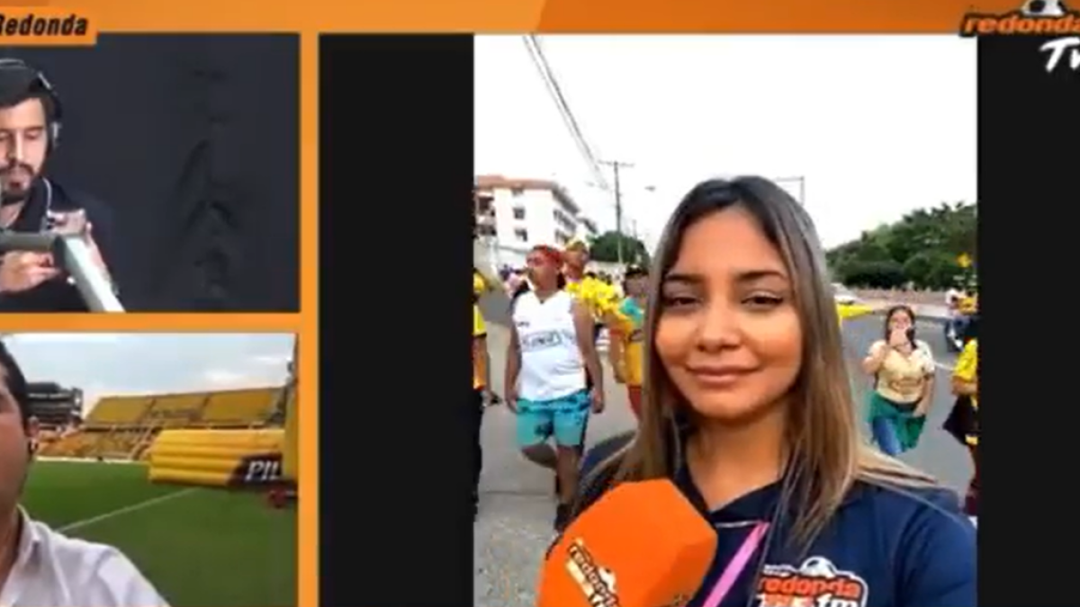 La reportera de La Radio Redonda, Xiomara de la Torre (d), denunció haber sufrido un acto de acoso sexual afuera del estadio Monumental.