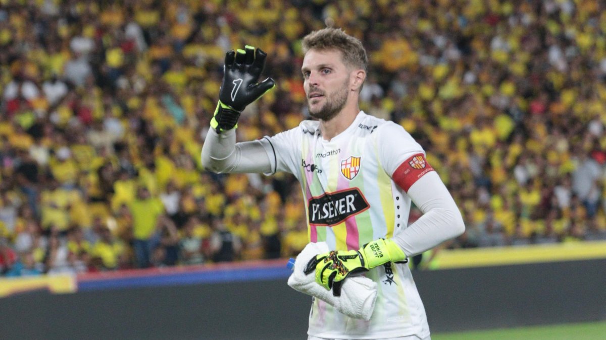 Javier Burrai le sacó dos goles cantados a Joao Rojas.