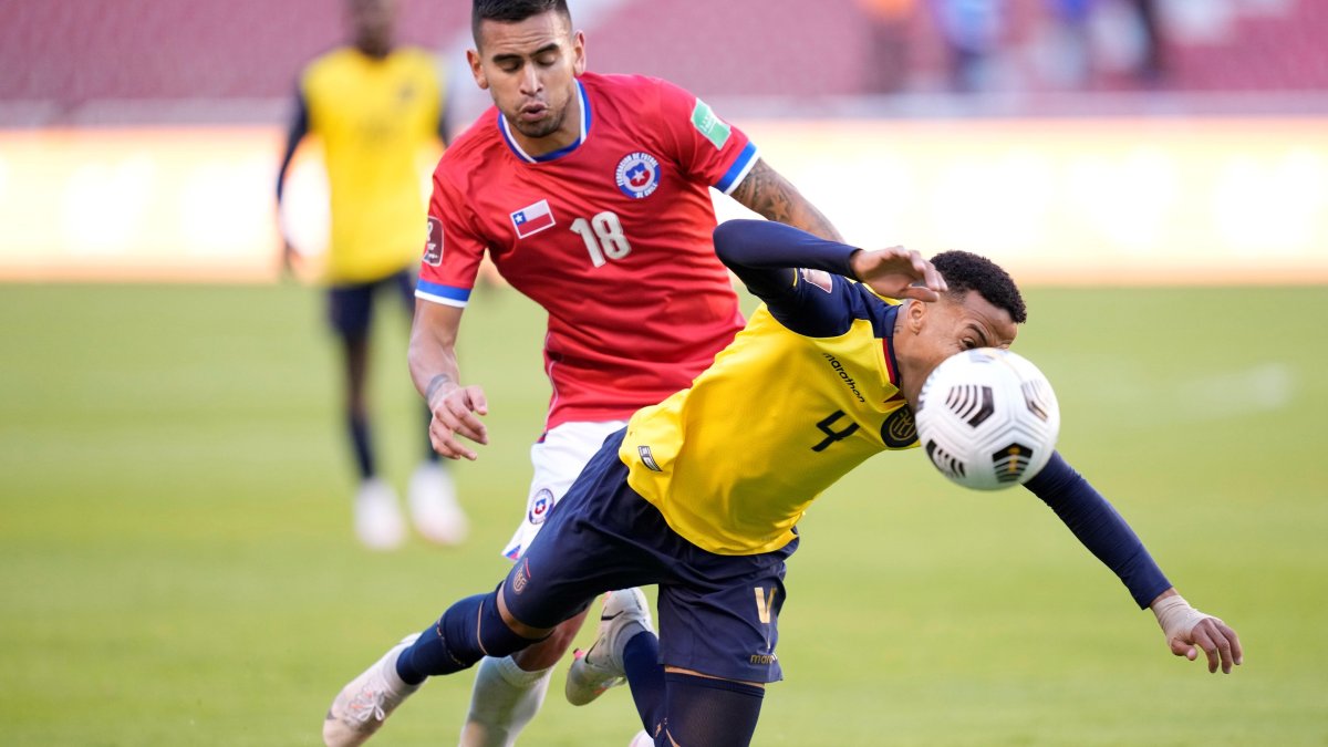 Chile busca meterse por la ‘ventana’ al Mundial cuestionando la nacionalidad del tricolor Byron Castillo.