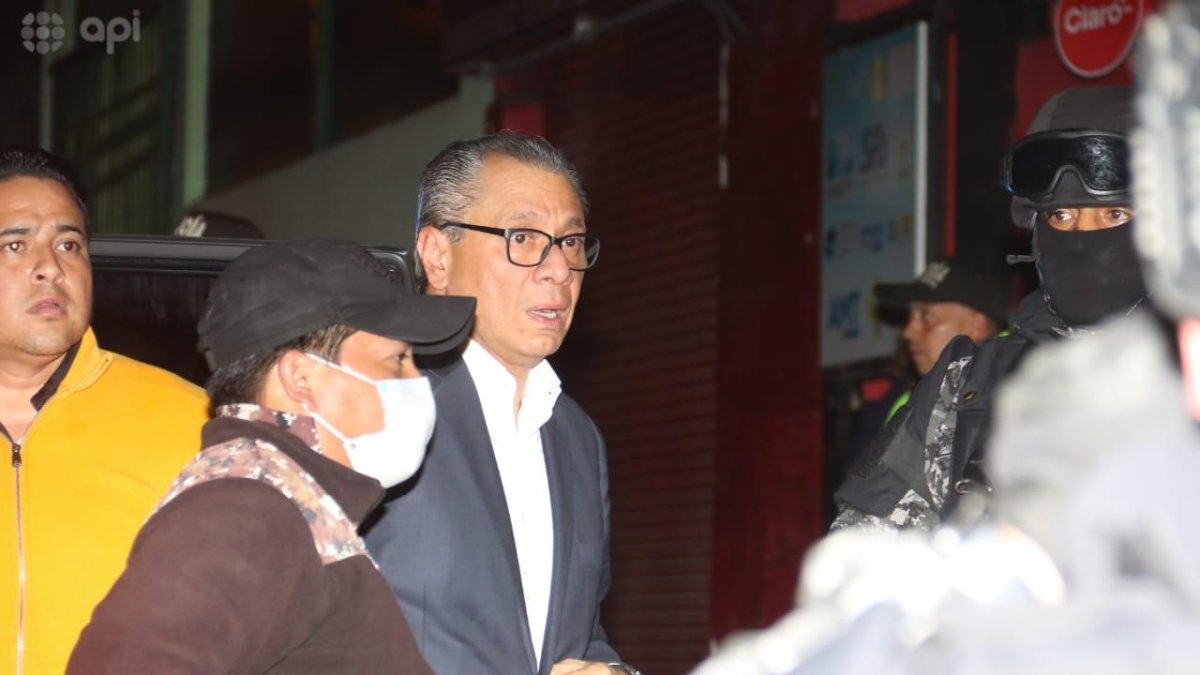 El exvicepresidente Jorge Glas permanece en la embajada de México en Quito.