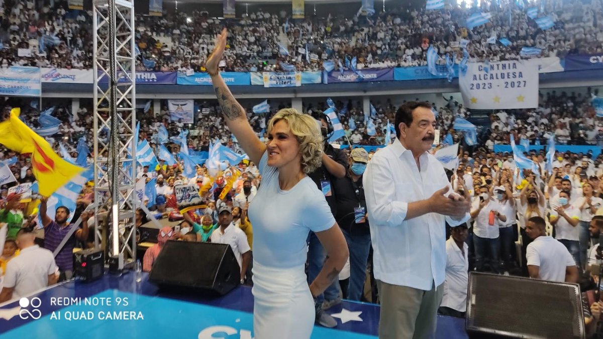 La alcaldesa Viteri junto al excalde Jaime Nebot, donde ambos pidieron seguir confiando en una administración socialcristiana para Guayaquil.