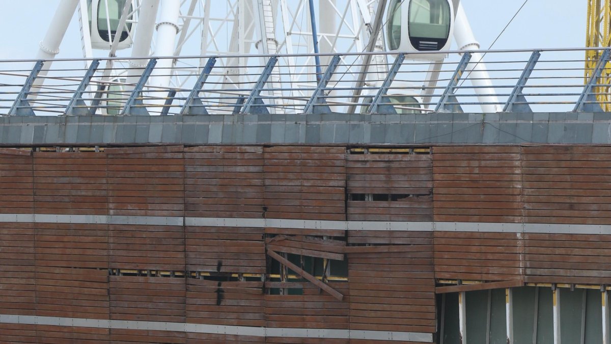 Los daños en la fachada de la estructura donde se asienta la noria son evidentes. 