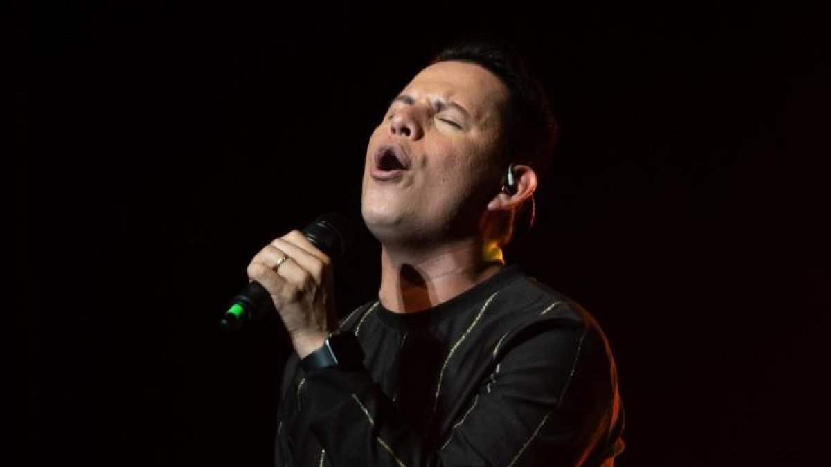 Estuvo en orquestas como Bemtú (Cali, Colombia), La Bronco (Caracas, Venezuela), Grupo Calle y Orquesta Internacional Los Niches (Cali, Colombia).