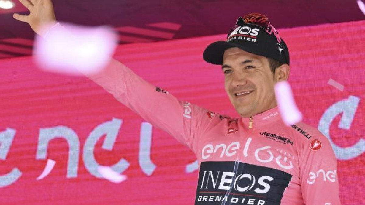 El ciclista ecuatoriano Richard Carapaz no se cansa de vestir la 'maglia rosa'