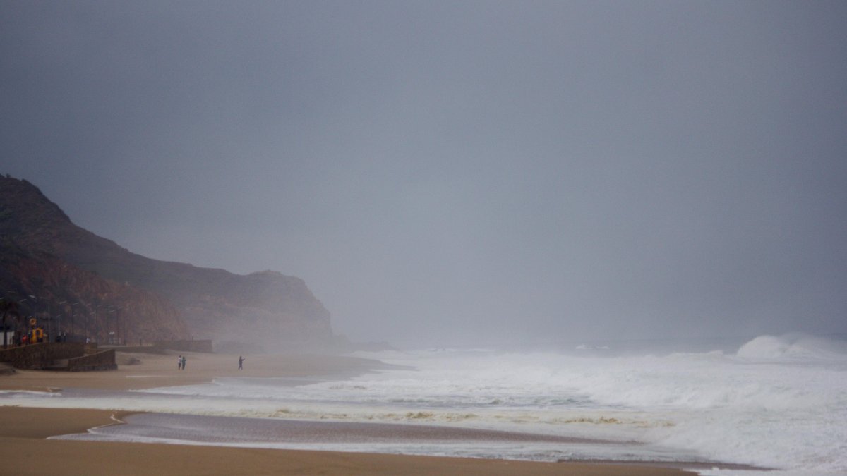 Vista general de una playa hoy, en el balneario de Salina Cruz, estado de Oaxaca (México). Al menos 75 municipios de ese estado se encuentran este lunes con alerta de peligro máximo ante la cercanía del huracán Ágatha,  