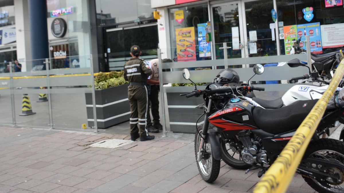 Los tipos ingresaron a este lugar para robar, pero fueron impedidos por la presencia policial.