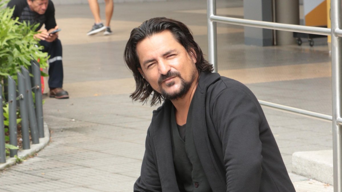 Es casado y tiene dos hijos. El último de ellos canta.