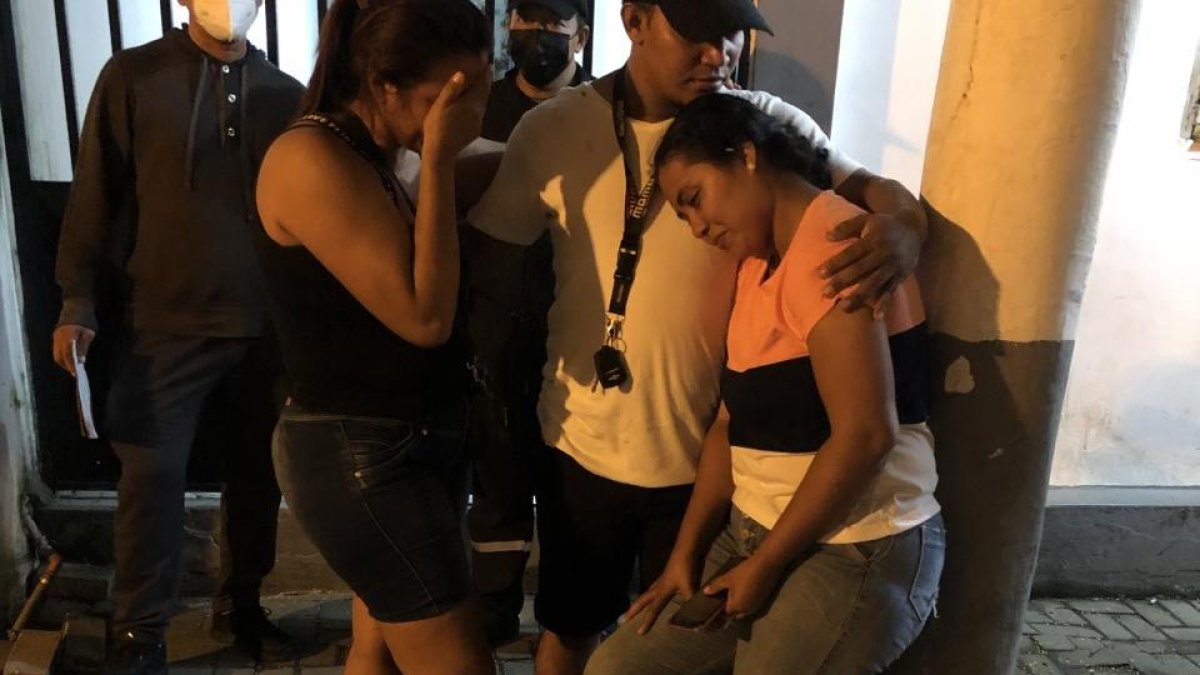 Familiares de Contreras lamentaban su trágica muerte fuera de la morgue de Babahoyo.