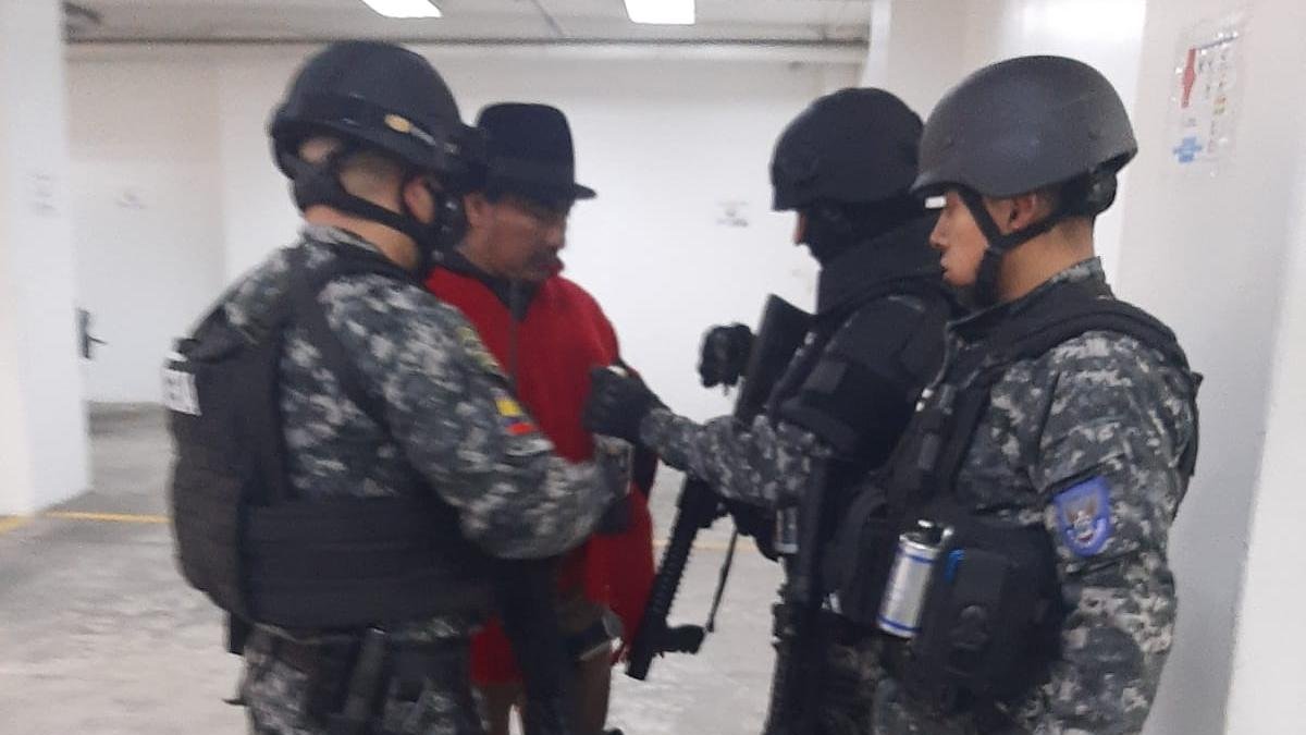 El dirigente indígena antes de ser trasladado a Latacunga.