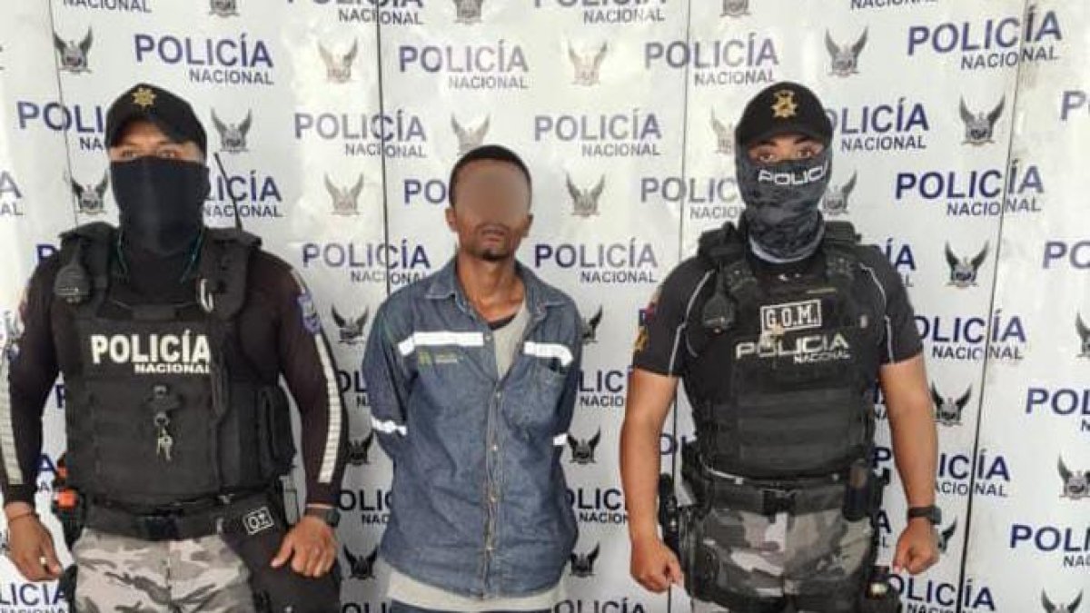 Para robar y distraer a la policía, el sujeto utilizaba una motocicleta, una peluca y uniforme de una institución pública.