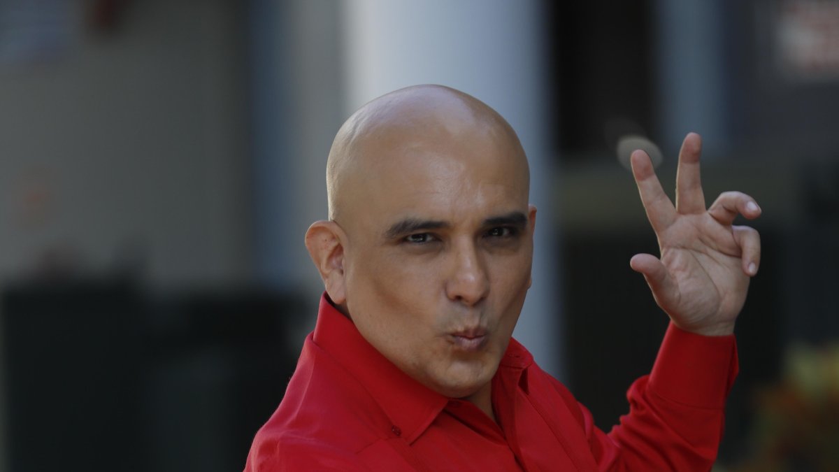 Se considera un hombre familiar y hogareño.