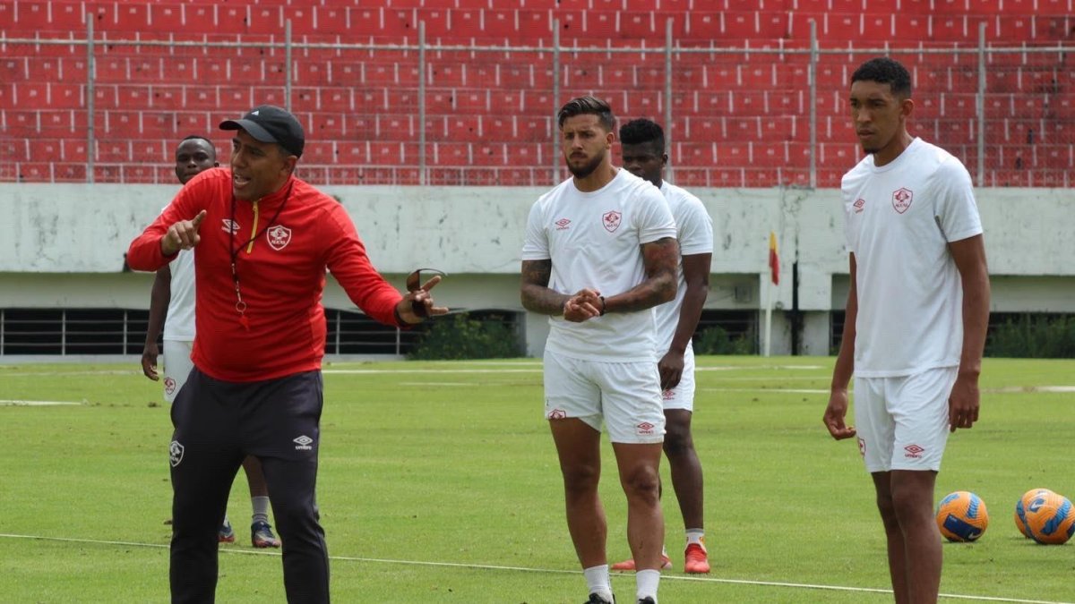 El experimentado técnico venezolano César Farías afirmó que defenderá al club y sus jugadores para evitar que temas extra futbolísticos les afecten.