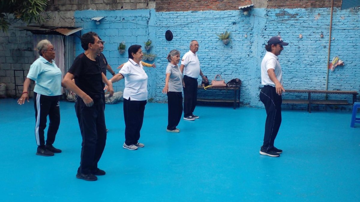 La bailoterapia que realiza con los adultos mayores le llena de gran satisfacción, pues ellos se han vuelto su familia.