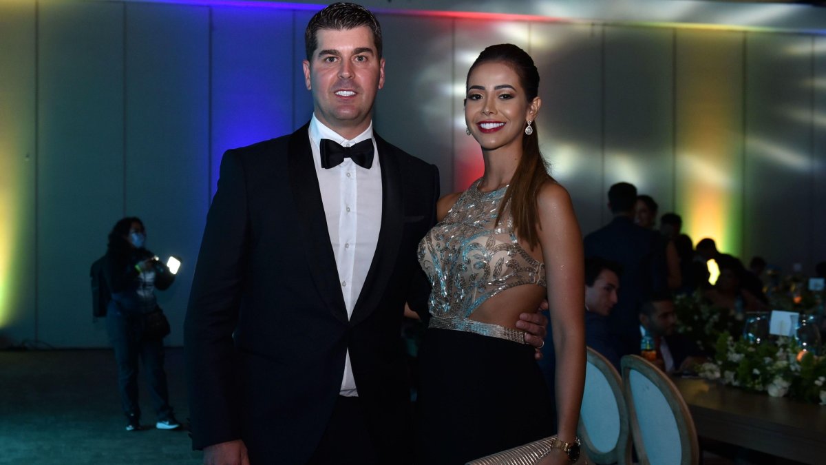 Ismael Rescalvo y Alejandra Rodríguez llevan un poco más de un año de matrimonio. Su relación inició en 2018, en Colombia.