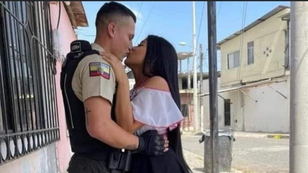 Melissa y el beso con su novio policía, que generó diversos comentarios en redes sociales.