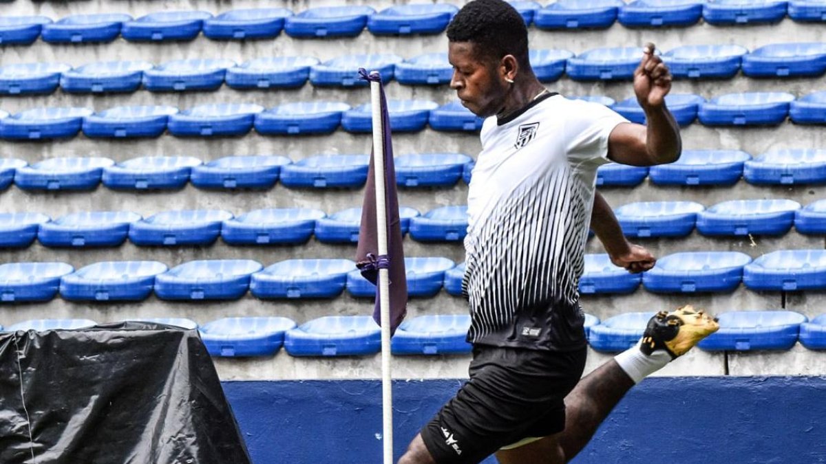 Gabriel Cortez ya con la camiseta del 9 de Octubre.