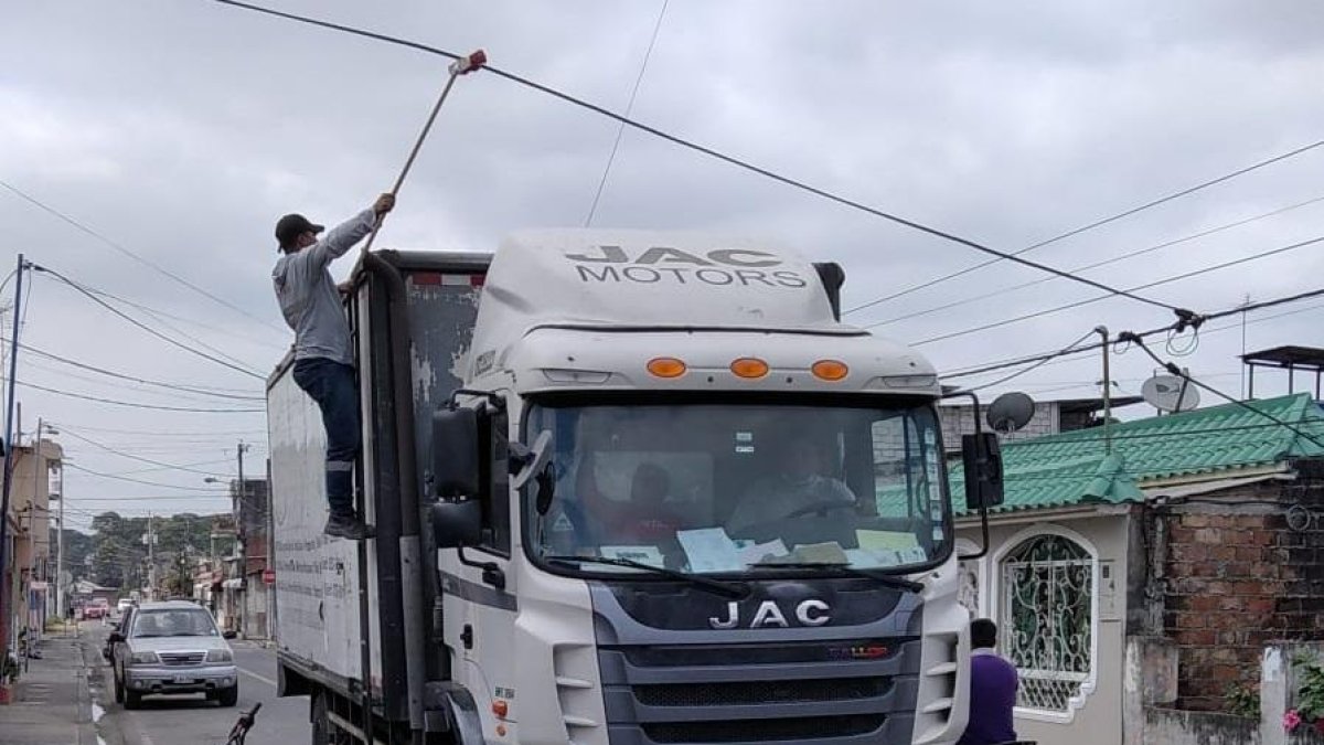 En las calles Morona y Río Blanco, de la ciudadela Dáger, en Milagro, los camioneros encuentran obstáculos aéreos.