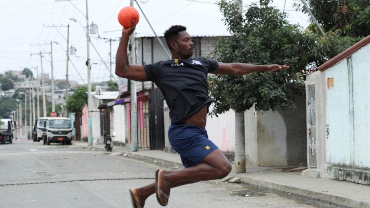 Eduardo Quiñónez, haciendo una  jugada de balonmano en su sector en Socio Vivienda 2.