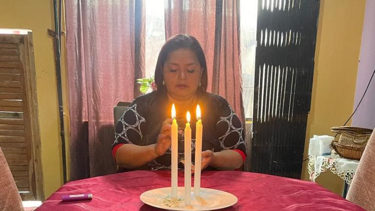 Shirley
tiene 20 años leyendo las cartas y realizando predicciones.