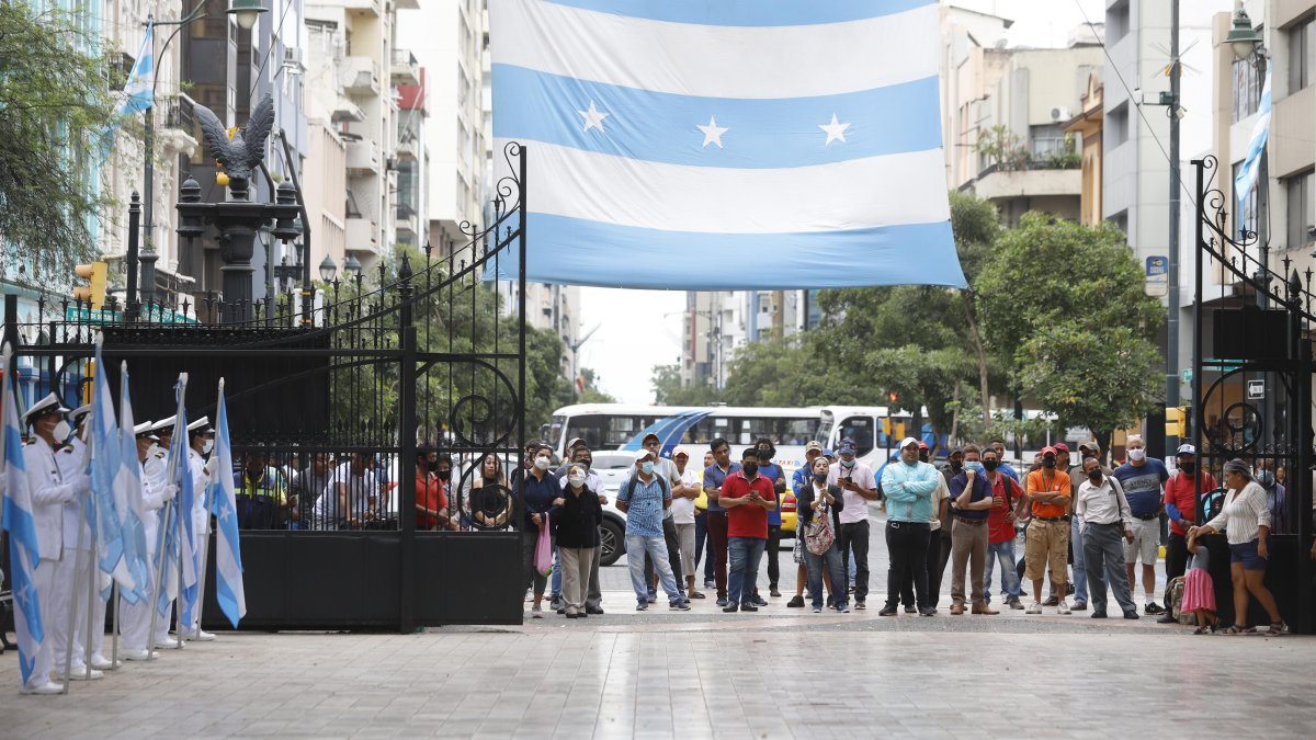 Ciudadanos de Guayaquil son fanáticos de los desfiles tradicionales.