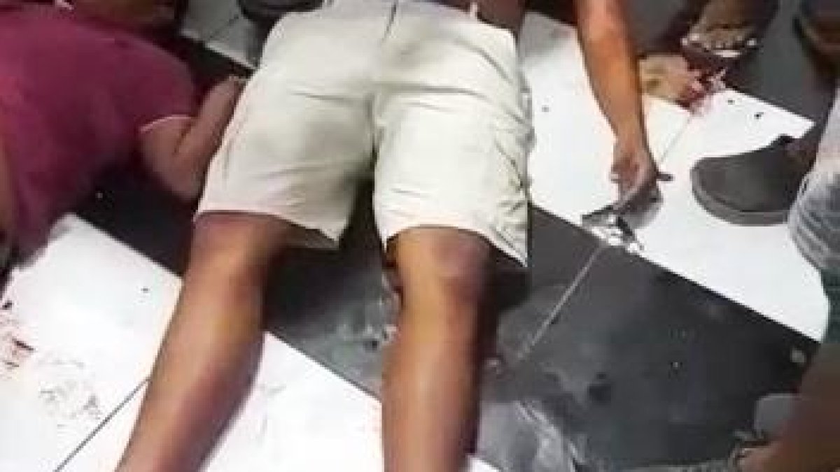 Dos de las víctimas del ataque cayeron bajo la mesa de juego.