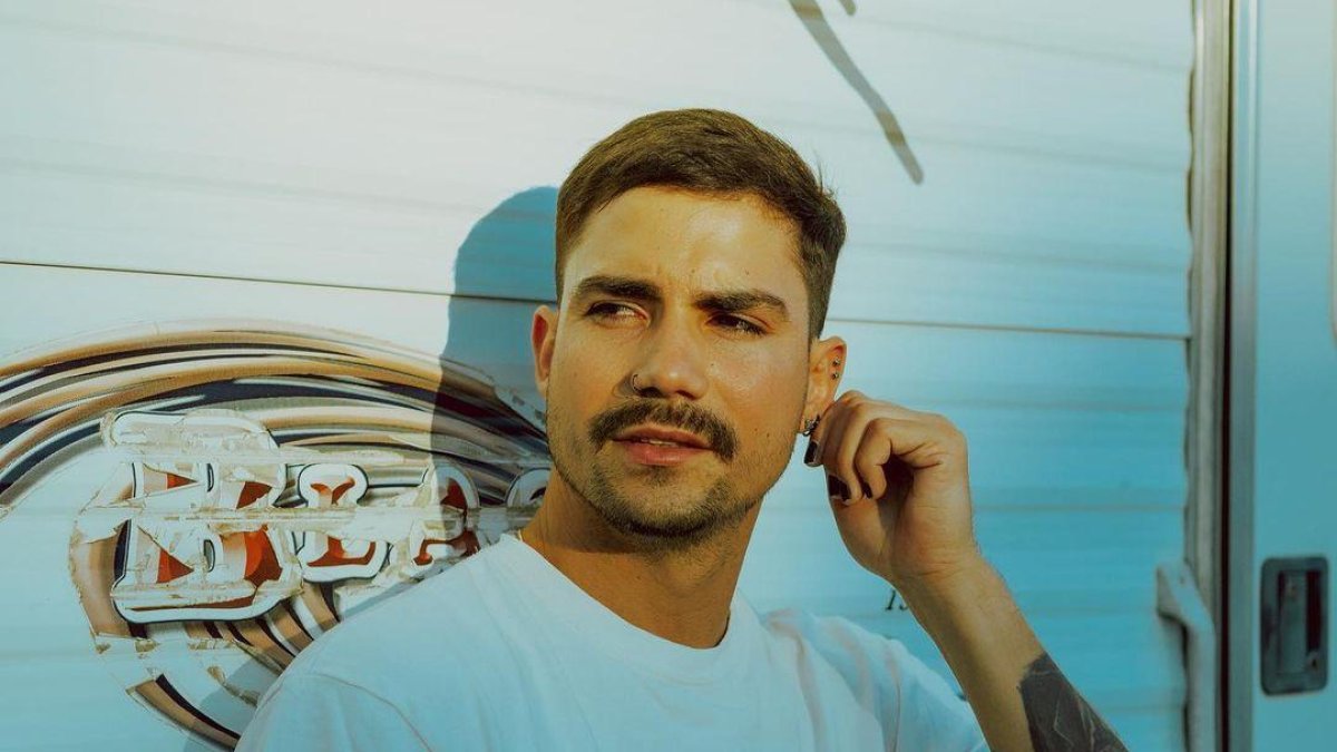 Andrés es un actor y humorista boliviano.