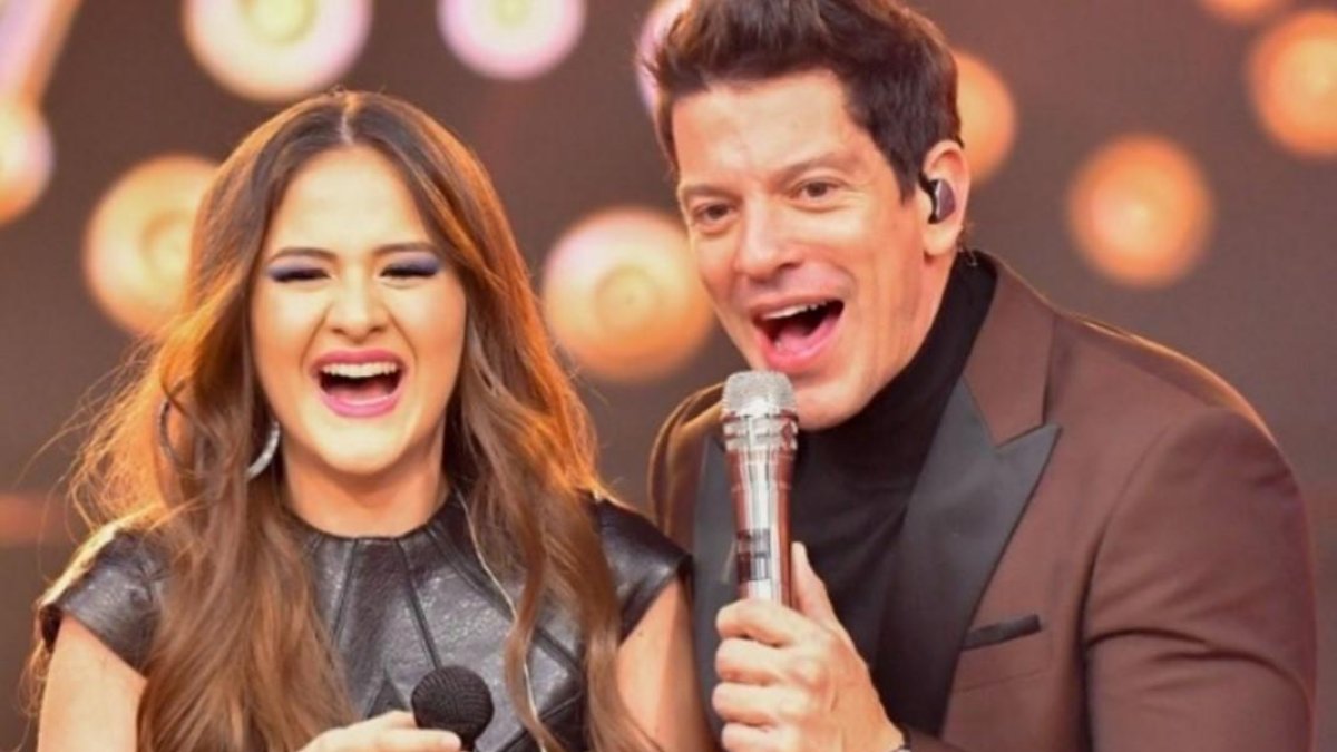 Mar Rendón y  el presentador Yahir, la noche del 3 de julio escuchando la devolución de los jueces de La Academia