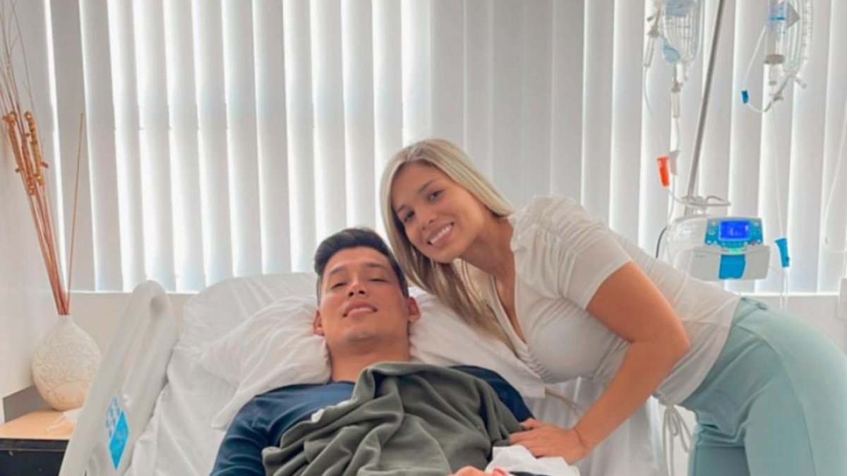 Mafer con su hermano después de la cirugía.