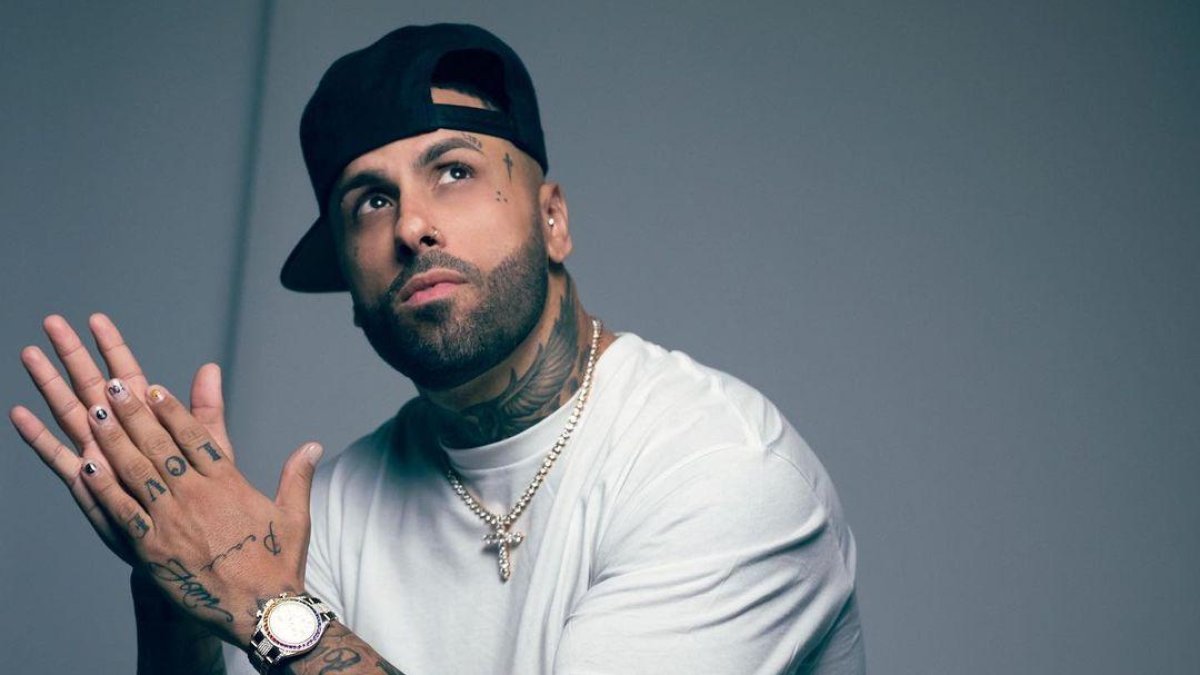 Nick Rivera Caminero, conocido por su nombre artístico Nicky Jam, es un cantante y compositor puertorriqueño de reguetón y trap.​