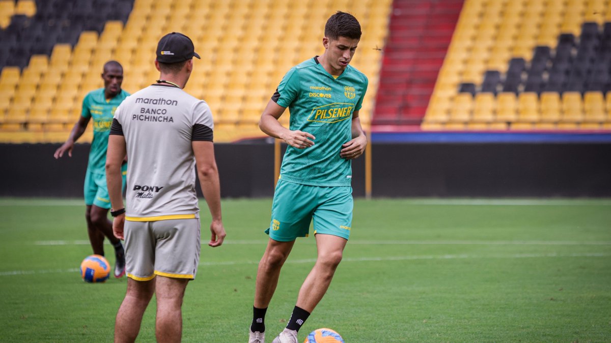El zaguero Luca Sosa se encuentra recupera de una molestia física y será titular en el duelo ante 9 de Octubre.