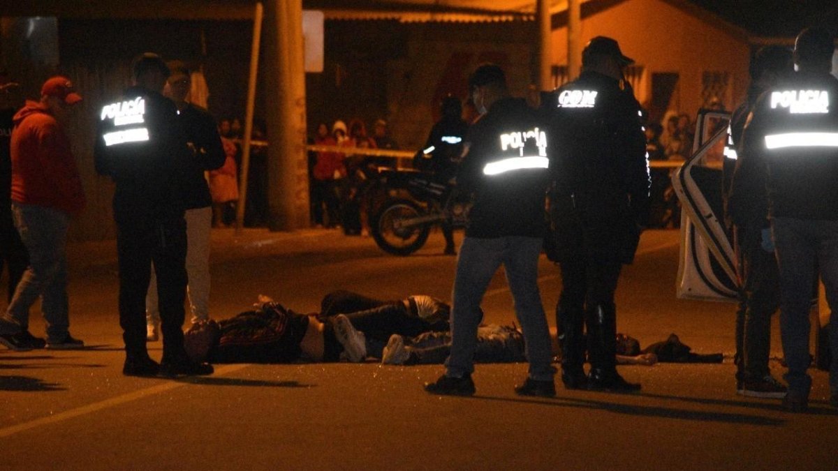 Después que descartaron la presencia de explosivos sacaron los tres cadáveres del taxi.