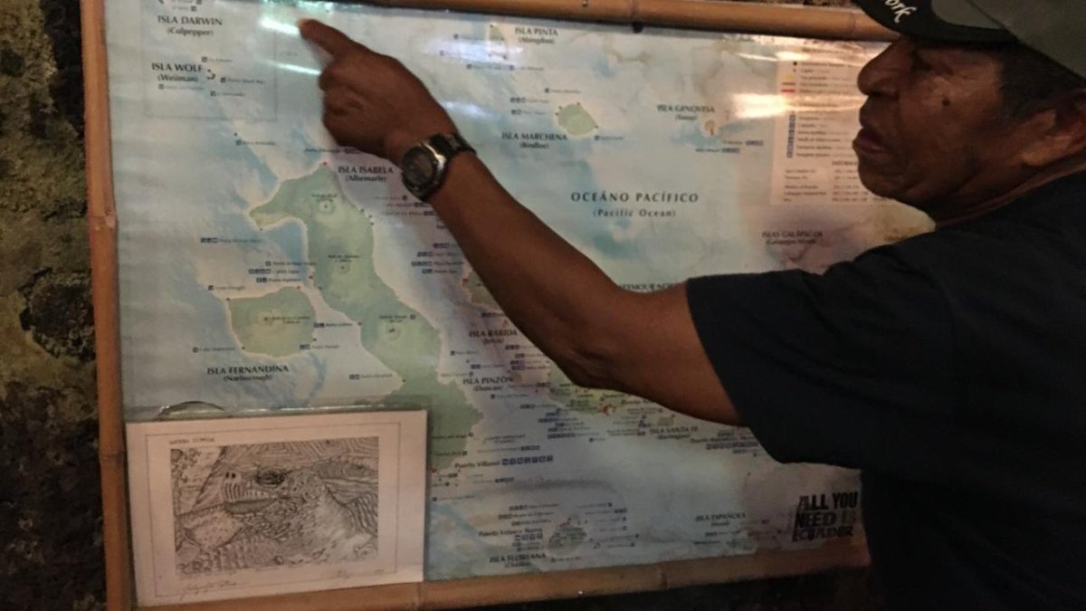 Don Llore muestra en el mapa cómo, una vez que el motor del bote se dañó, fueron arrastrados más allá de la isla Darwin, antes llamada Culppeper.