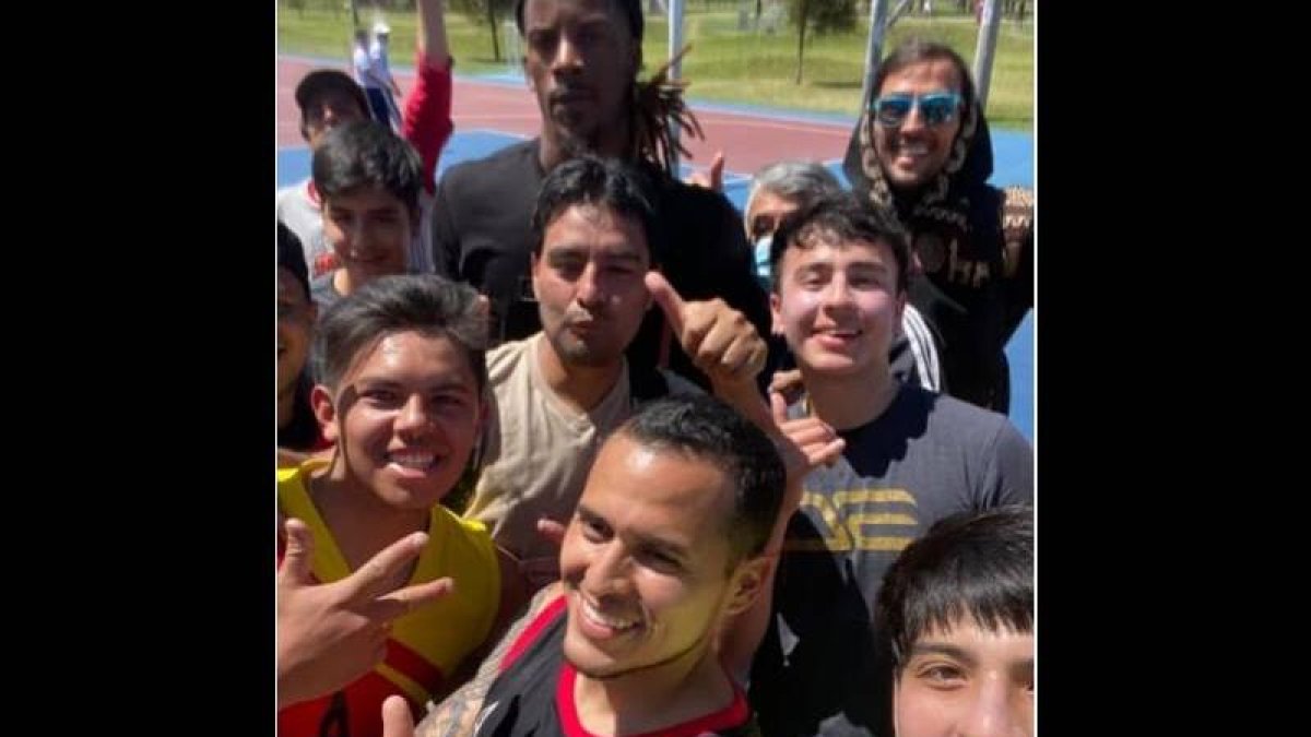 Algunos de los afortunados que pudieron conocer a Jimmy Butler (c), líder de los Miami Heat, durante su visita al parque La Carolina de Quito.